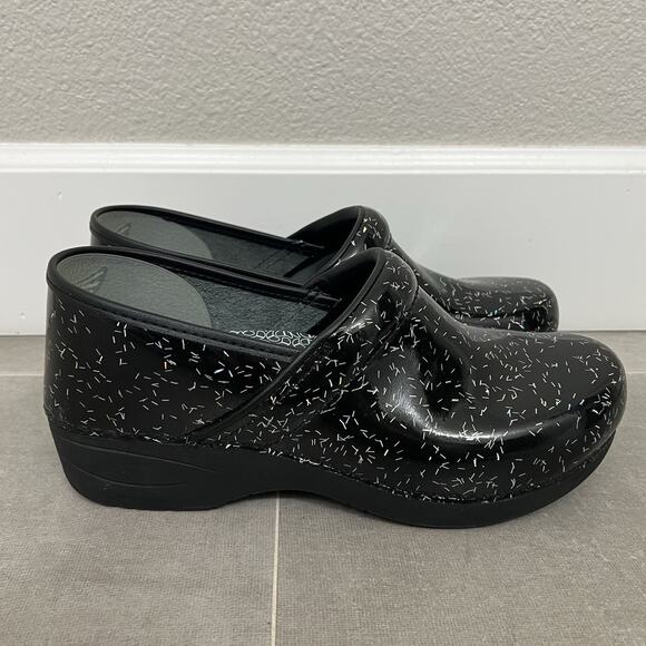 Dansko XP 2.0 Womens 42 Black Patent Leather Slip On Slip Resistant Clogs Shoes - Picture 1 of 6